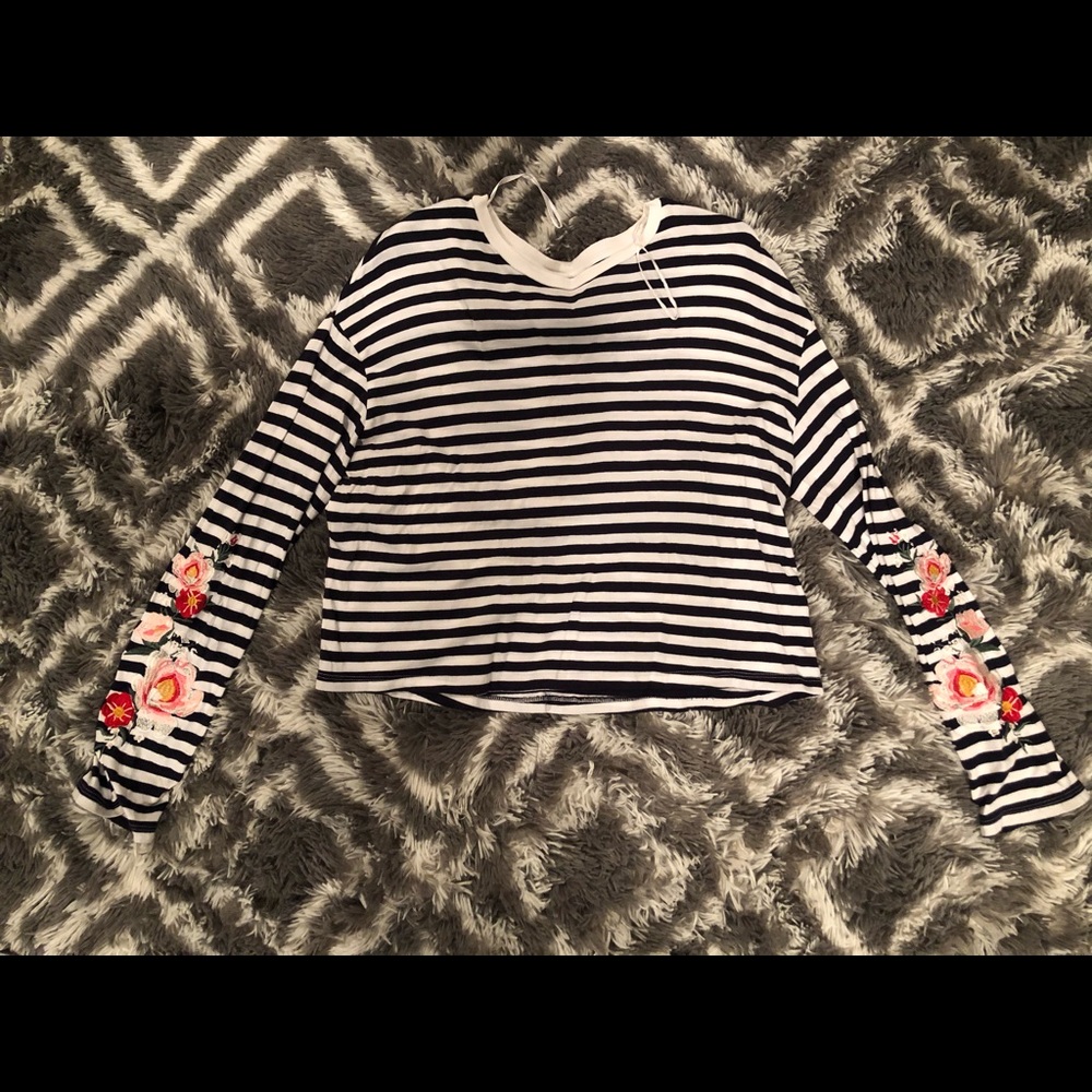 Long sleeve jersey top with arm embroidery, size M